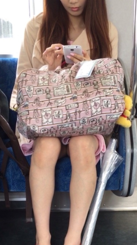 素人娘の電車内パンチラに生足…エロッ…こりゃ痴漢増えるわｗｗｗｗｗ（画像あり） 8