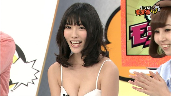今野杏南　巨乳グラビアアイドルの胸の谷間がエロい画像 4