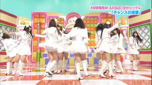 AKBや女子アナのパンチラ、胸チラがエロいTVキャプ画像40枚 8