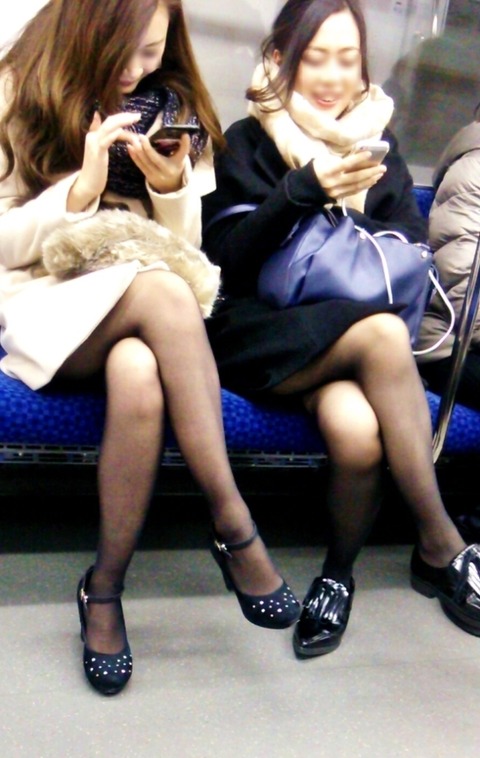 素人娘の電車内パンチラに生足…エロッ…こりゃ痴漢増えるわｗｗｗｗｗ（画像あり） 17