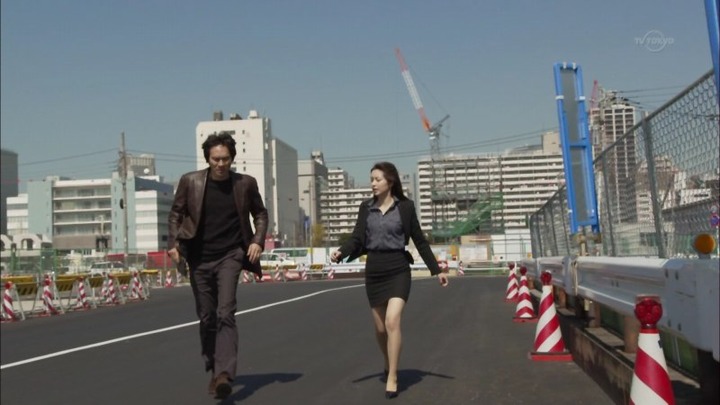 佐藤めぐみ 女優がスーツ姿でパンチラしてるエロ画像 16