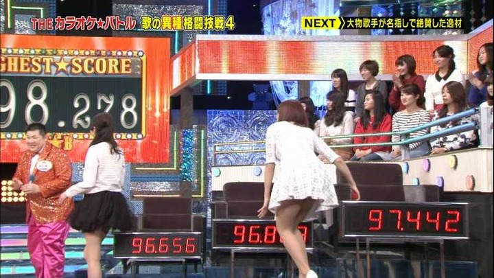 温泉でバスタオル一枚で入浴してるエロキャプ画像 19