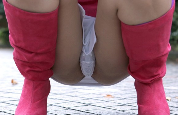 しゃがみパンチラしてる女の子のエロ画像30枚 2