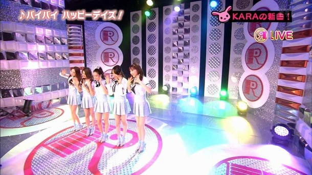 KARAが新曲ライブでミニスカパンチラしてるエロ画像 24