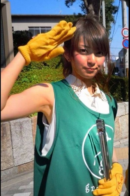 タンクトップで巨乳な女のエロ画像 18