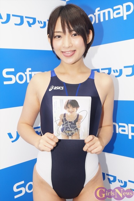 鈴木咲　美女グラドルがソフマップでセクシーショットを大公開 11