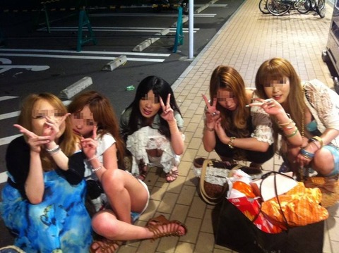 Facebookには素人娘のパンチラがいっぱい！集合写真は注目して見とけｗｗｗｗｗ（画像あり） 16