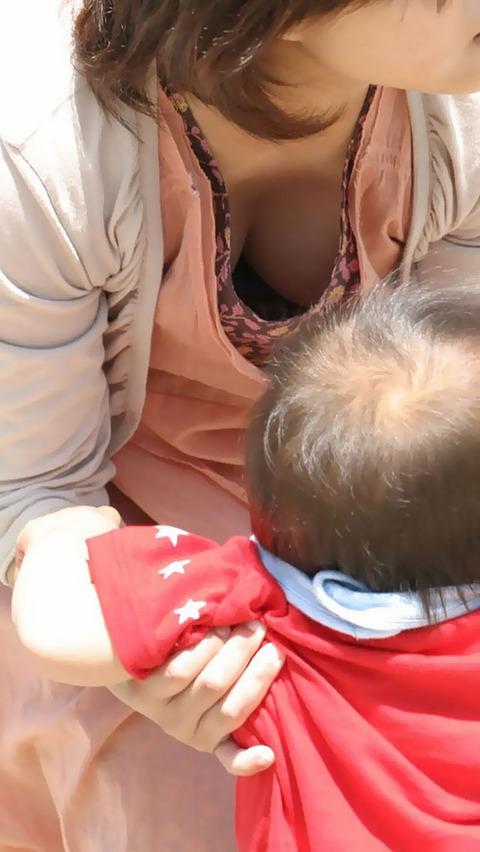 【屈み胸チラ率100％】子連れ妻は屈んで子供の面倒見るから胸チラも沢山見れるぞｗｗｗｗｗ（盗撮画像あり） 5