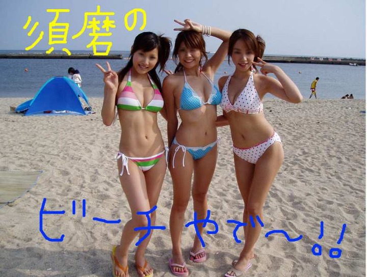 海ではしゃいでる素人のエロ水着画像80枚 1