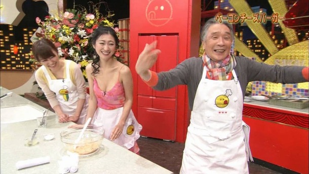 壇蜜がTVで胸の谷間見せながら料理してるエロ画像30枚 2