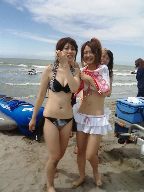 海ではしゃいでる素人のエロ水着画像80枚 27