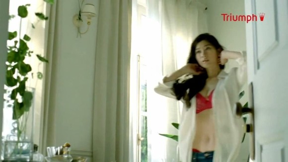 篠原涼子の赤いブラジャー姿がエロい画像まとめ　【人妻・熟女】 4