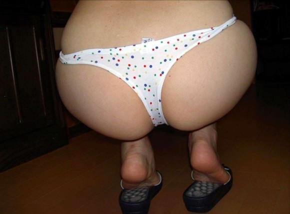 Tバック履いてお尻つきだしてる女の子のエロ画像30枚 5
