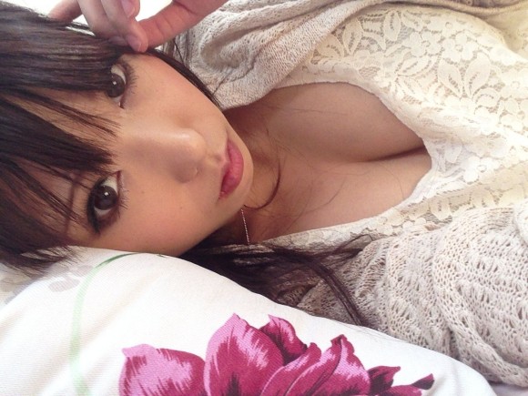 巨乳美女が胸の谷間見せて誘ってるエロ画像30枚 9