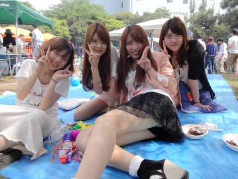 Facebookには素人娘のパンチラがいっぱい！集合写真は注目して見とけｗｗｗｗｗ（画像あり） 6