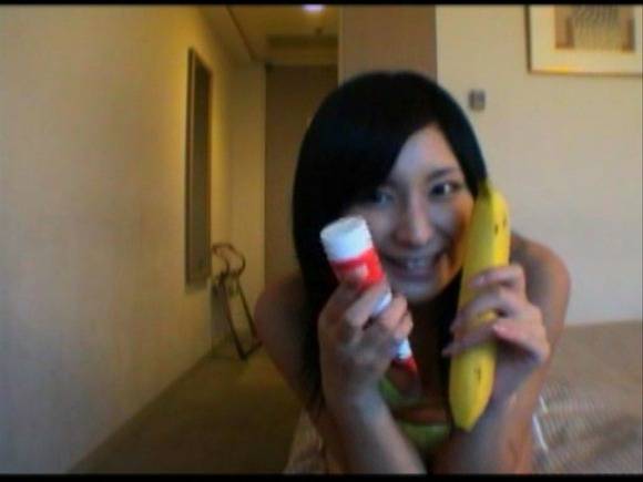バナナを食べてフェラしてるようにみえる仲村みうのエロ画像 5
