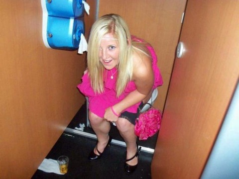 トイレでおふざけ・悪ふざけエロ写メ撮るのは万国共通らしいわｗｗｗｗｗ（画像あり） 3