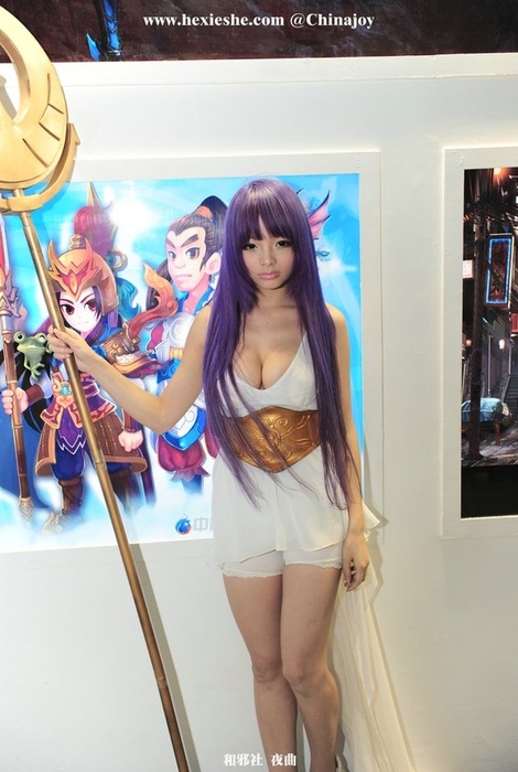 中国人巨乳コスプレイヤーがパンチラしてマンスジ見えてるエロ画像 12