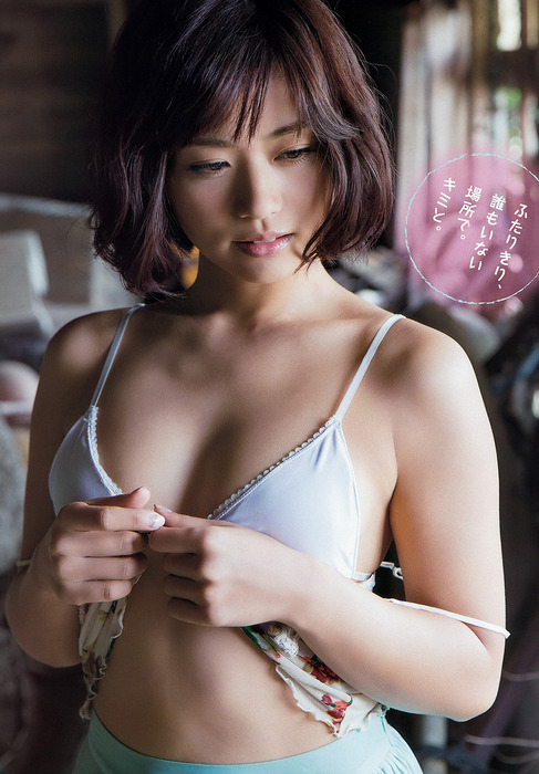 安枝瞳の乳首がもう少しで見えそうなエロ画像 14