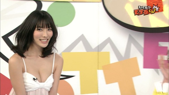 今野杏南　巨乳グラビアアイドルの胸の谷間がエロい画像 2