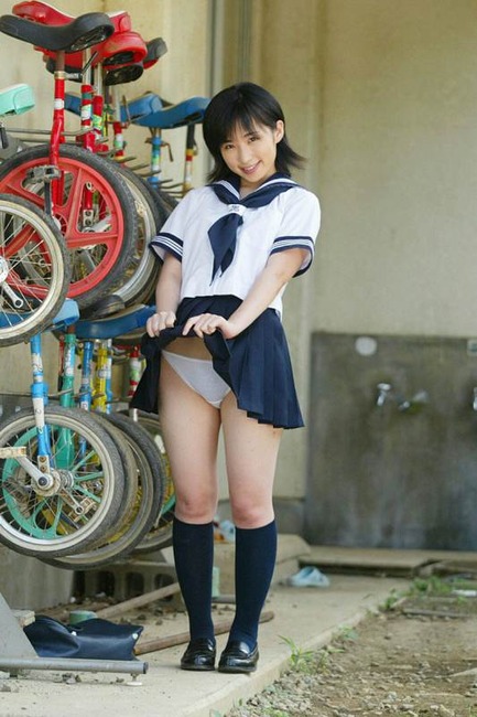 JKが笑顔でスカートめくってパンツ丸見えなエロ画像まとめ 25