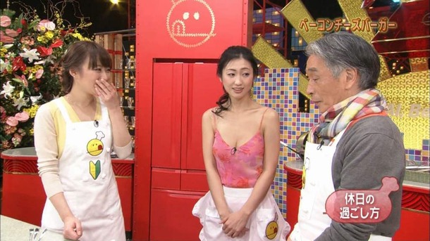 壇蜜がTVで胸の谷間見せながら料理してるエロ画像30枚 6