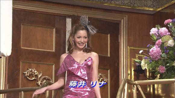 藤井リナ　巨乳モデルのセミヌードがエロい画像　ローラ 12