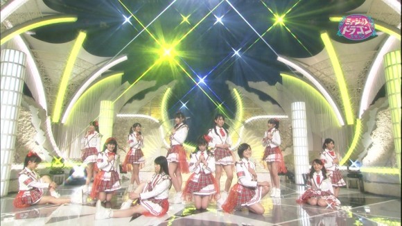 橋本環奈さんがライブ中にパンチラしてるエロ画像50枚 5