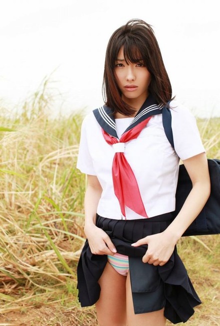JKが笑顔でスカートめくってパンツ丸見えなエロ画像まとめ 20