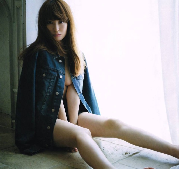 【画像】AKB小嶋陽菜(26)の乳輪が見えていると話題に　「500円玉大の美しいピンク乳輪」