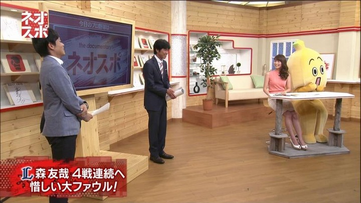 秋元玲奈　女子アナが胸を当ててるエロ画像 11