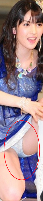 道重さゆみがライブ中にパンチラしてる画像 6