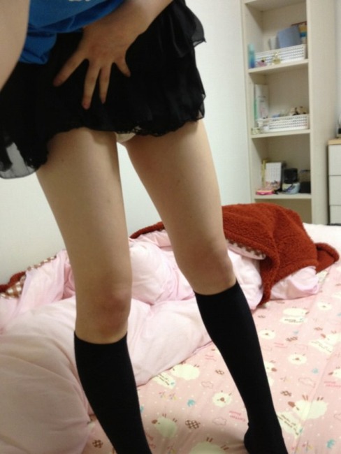 スカートを自分でめくってパンツ見せてくれる女の子のエロ画像 17