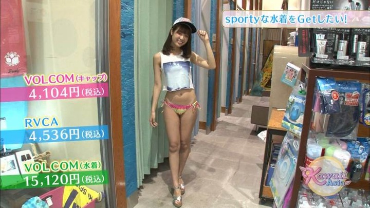 私服から水着に着替えてる巨乳素人のエロ画像 14