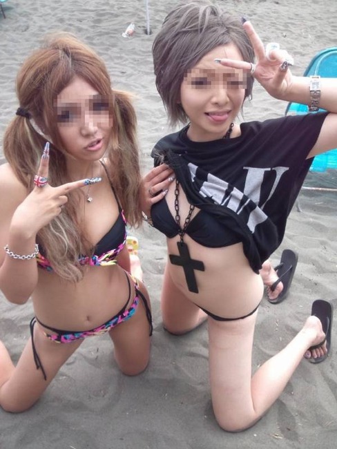 海ではしゃいでる素人のエロ水着画像80枚 31