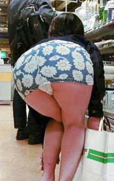 街中で見かけた素人のしゃがみパンチラ画像 3