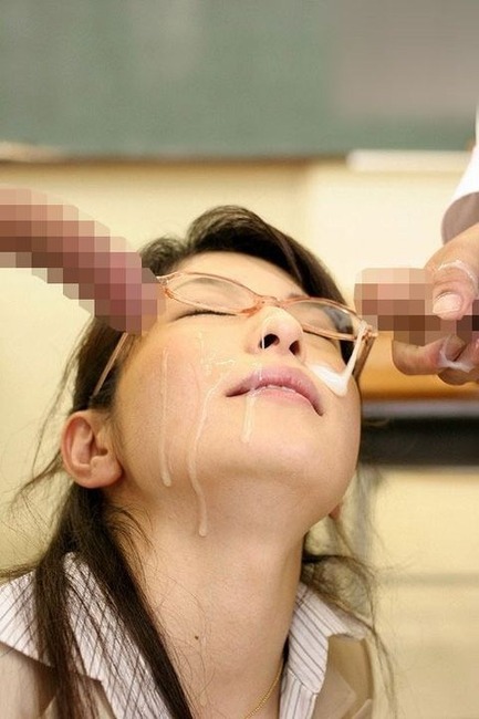 お姉さんの顔や胸に精液をぶっかけてるエロ画像 14