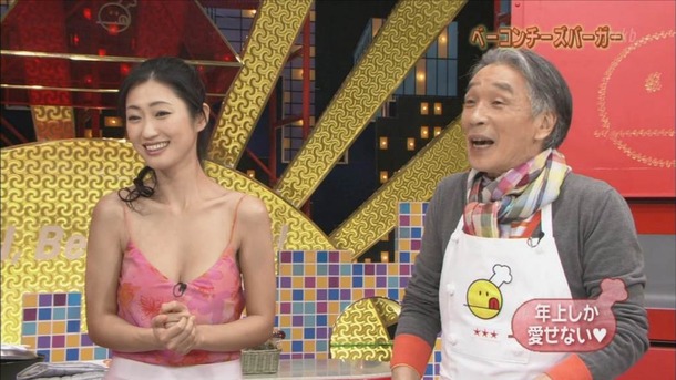 壇蜜がTVで胸の谷間見せながら料理してるエロ画像30枚 7