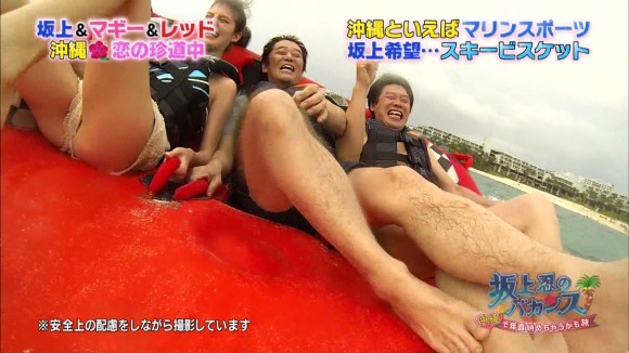 マギーがミニスカJKのコスプレでボウリング、パンツ見えそう 59