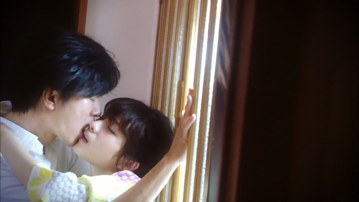 石原さとみのベッドシーンがエロい画像 8