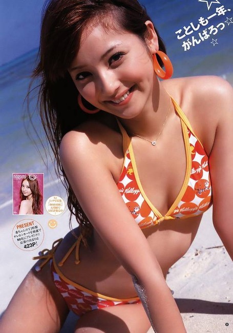 佐々木希の水着やサンタコスプレがエロい画像40枚 20