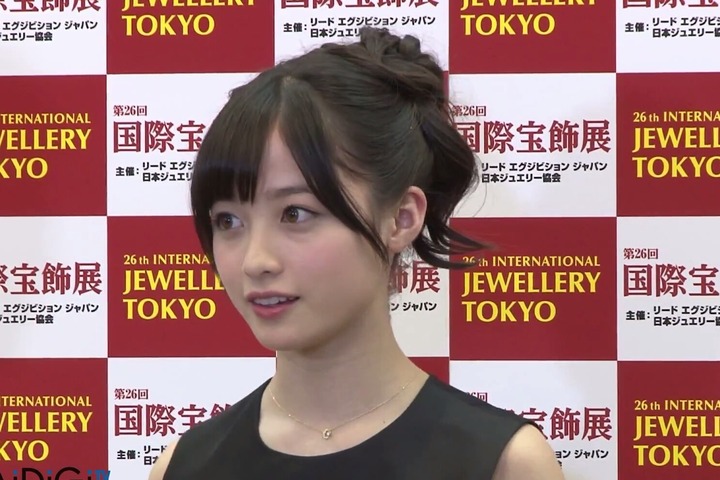 【画像あり】橋本環奈のTシャツ胸強調がイラやしい 5