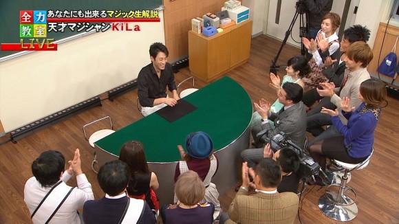 眞鍋かをりの胸の谷間や黒パンストがエロいキャプ画像30枚 26