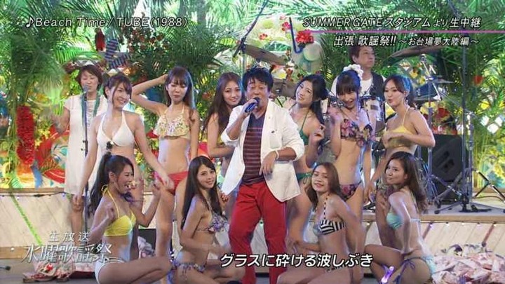 都心で素人水着ギャルが踊ってるエロ画像 22