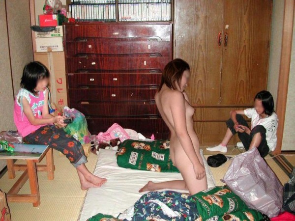 素人が自宅で脱いでくつろいでるエロ画像 34