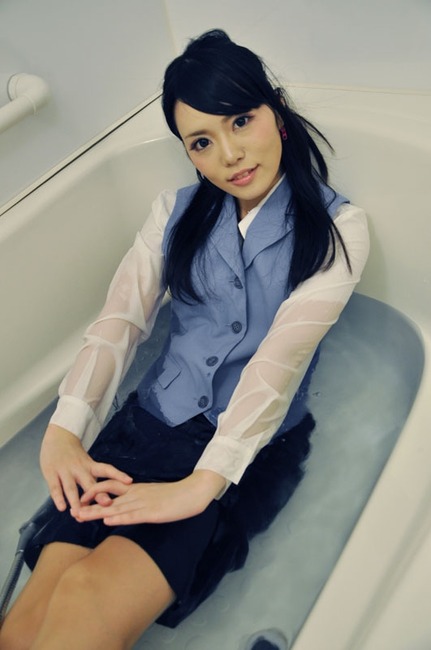 【画像あり】スーツ姿のOLが制服のまま風呂に入る光景が最高すぎる 8
