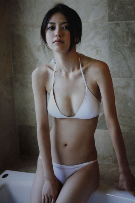 逢沢りな 女優の胸の谷間がエロい画像30枚 30