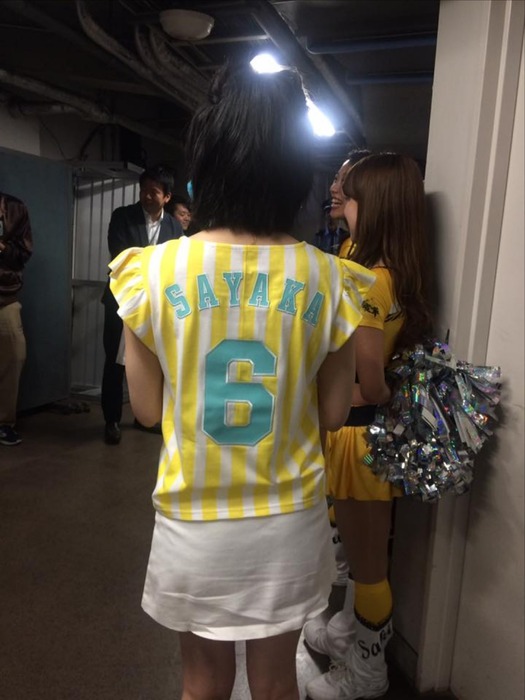 NMB48さや姉が始球式で足を上げてパンチラ　画像 23