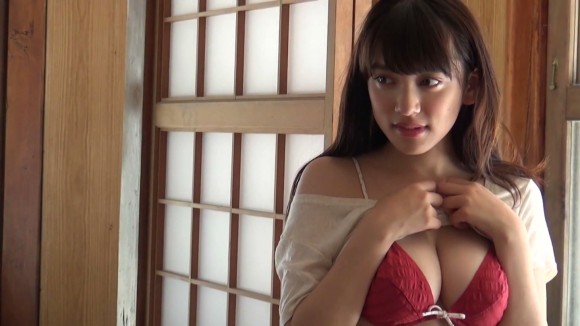 都丸紗也華の胸元ぱっくり開いた水着がエロい画像 18