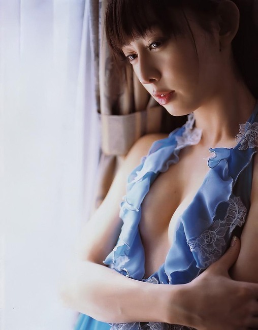 秋山莉奈の白肌スレンダーボディがエロい画像50枚 9